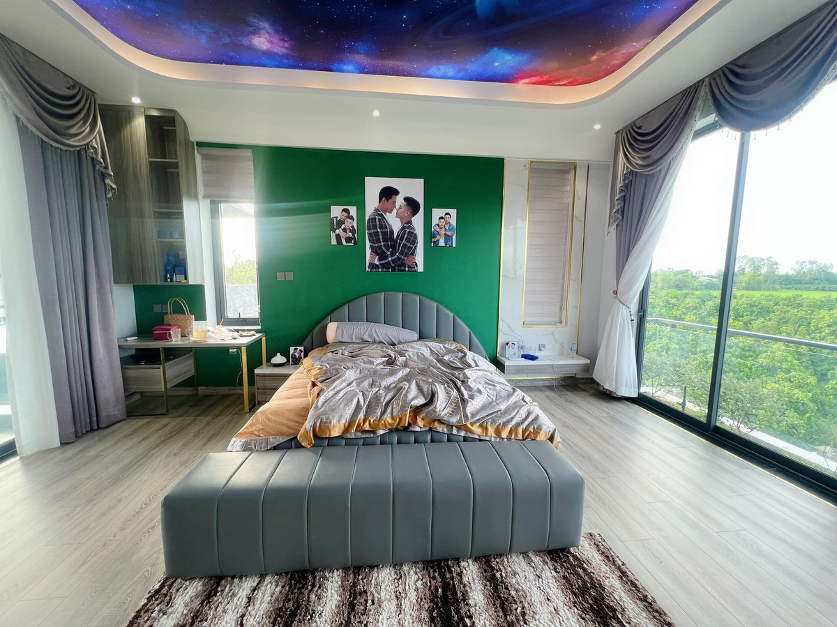 Phòng ngủ có tầm nhìn thoáng đãng, xanh mát.