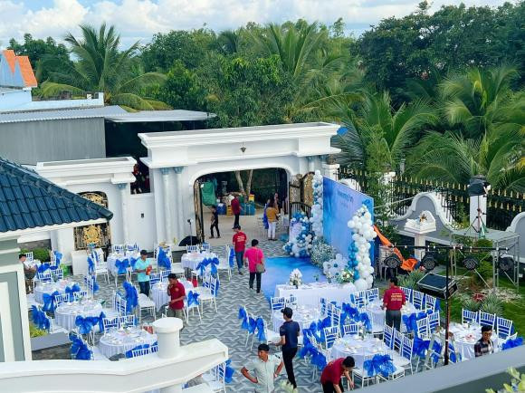 Căn biệt thự được thiết kế theo phong cách hiện đại.