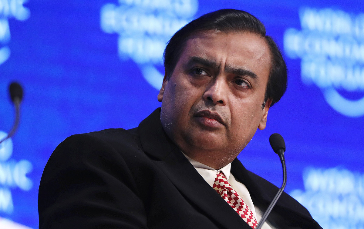 Tỷ phú Mukesh Ambani sở hữu 84 tỷ USD. Ảnh: Getty Theo hãng tin Bloomberg đưa tin ông Ambani cũng đang tìm kiếm một bất động sản ở New York. Hồi đầu năm nay, vị tỷ phú cũng mua một căn nhà ở Dubai với giá 80 triệu USD. Gia đình tỷ phú Ambani sống trong một biệt thự 27 tầng với các sân đỗ trực thăng, một phòng tuyết và một nhà để xe có tới 168 chiếc siêu xe hạng sang từ nhiều thương hiệu khác nhau. Biệt thự cần khoảng 600 nhân viên để điều hành và duy trì phòng khiêu vũ, đền thờ và nhà hát 50 chỗ ngồi của nó.