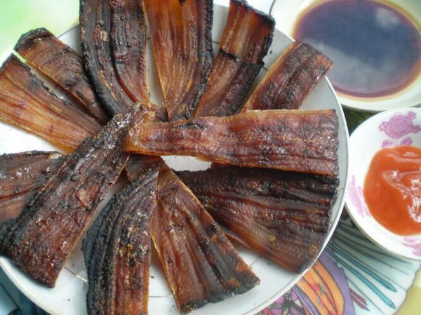 Theo người bán, khô rắn rất ít nên thường xuyên trong tình trạng "cháy hàng". Khách hàng đặt đúng lúc không có hàng sẽ phải chờ khá lâu. Ảnh: Facebook