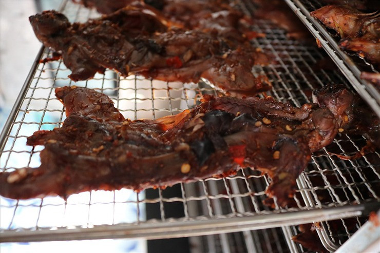 Những con chuột đồng sau khi bắt từ ruộng lúa về được sơ chế sạch, sau đó ướp với gia vị chờ cho thấm rồi sấy khô. Ảnh: Facebook