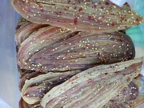 Trên chợ mạng và các sàn thương mại điện tử, khô rắn được rao bán với giá từ 300.000 – 550.000 đồng/kg. Ảnh: Facebook