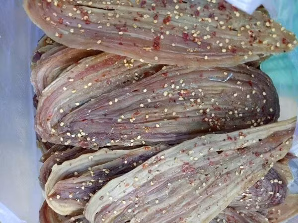 Trên chợ mạng và các sàn thương mại điện tử, khô rắn được rao bán với giá từ 300.000 – 550.000 đồng/kg. Ảnh: Facebook