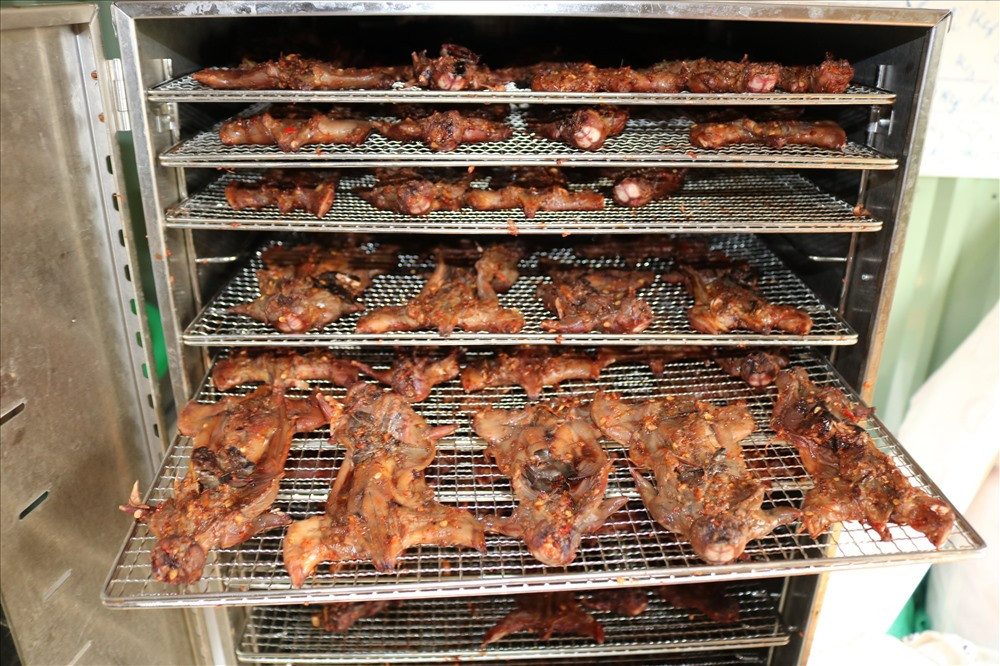 Khô chuột đồng được khách hàng ưa chuộng bởi độ ngọt tự nhiên lại rất lạ so với nhiều loại khô quen thuộc. Ảnh: Lao động