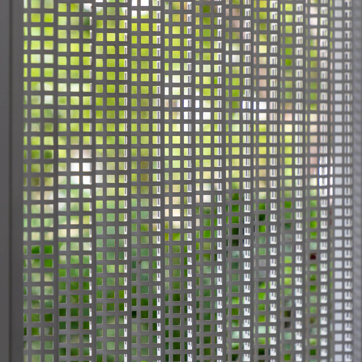 Mặt tiền 2 lớp với sự kết hợp đan xen giữa khung thép hở và tấm nhựa. Nguồn ảnh: Trieu Chien