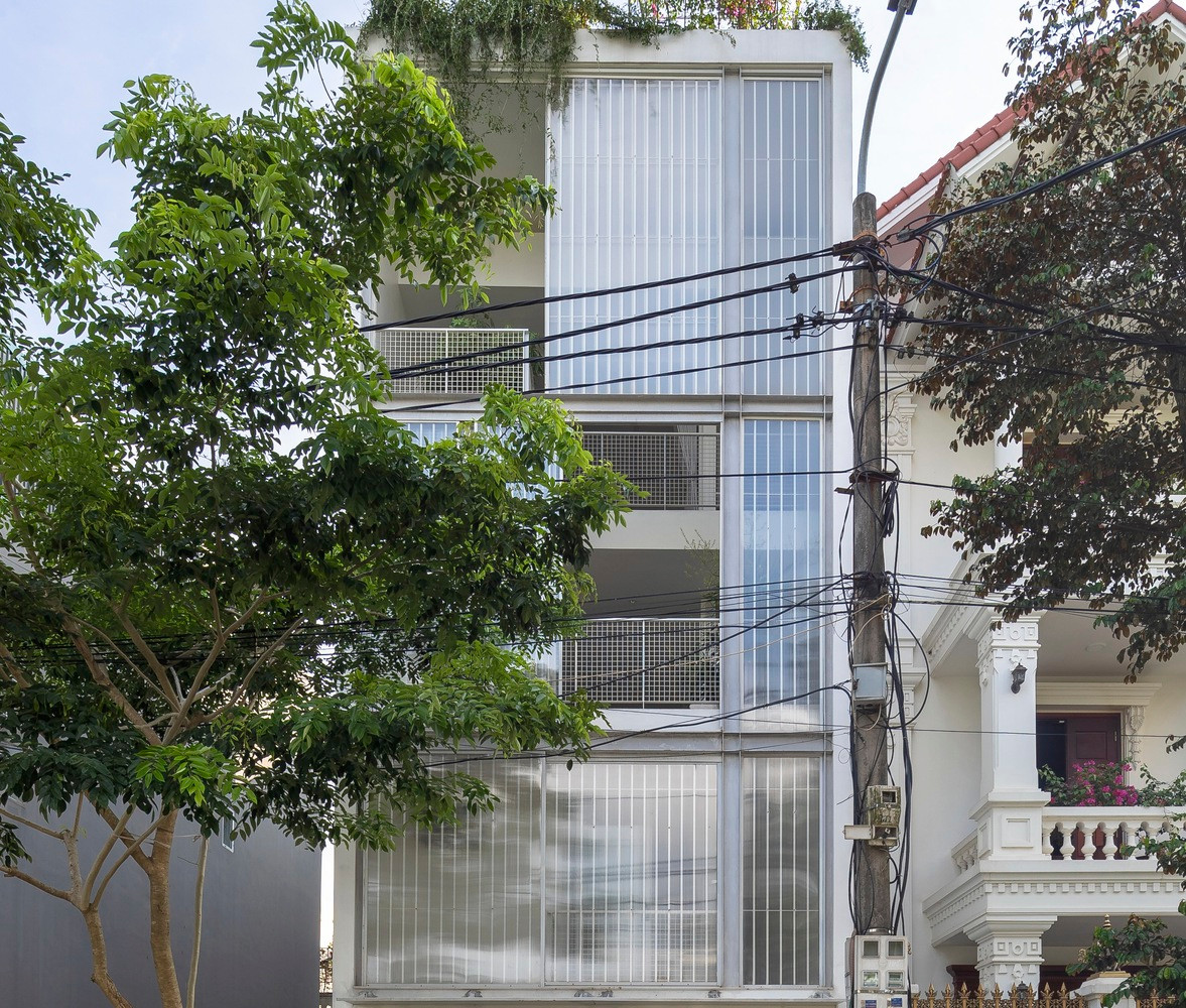 Khi thiết kế những ngôi nhà nhỏ trong bối cảnh đô thị hiện đại, nhóm kiến trúc sư luôn đặt ra câu hỏi là “Làm thế nào để thiết lập được không gian mà ở đó các thành viên trong gia đình có cơ hội tương tác với nhau nhiều hơn?”