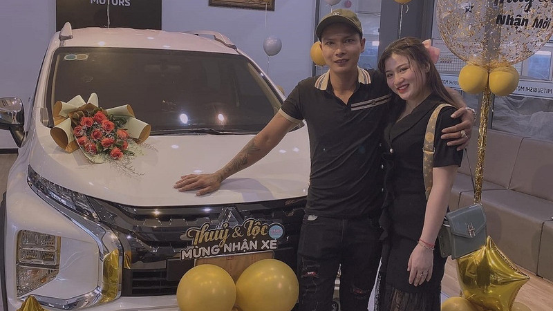 Cách đây không lâu, Lộc Fuho gây xôn xao khi chia sẻ hình ảnh cùng bà xã đi mua xe 700 triệu đồng. Đây là thành quả tiết kiệm của cặp vợ chồng trẻ sau một thời gian làm Youtube. Ảnh: Cafeauto
