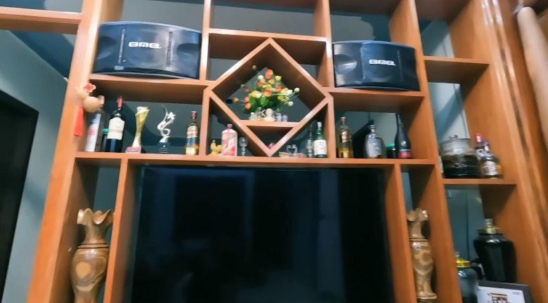 Trong nhà "cô gái trăm triệu" còn có kệ trưng bày rượu.