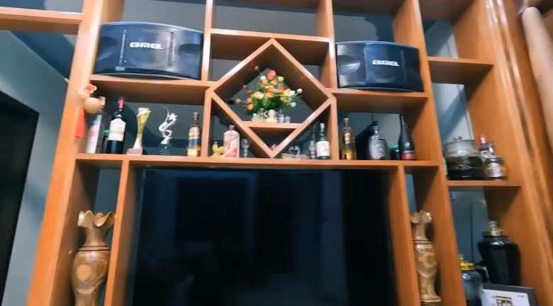 Trong nhà "cô gái trăm triệu" còn có kệ trưng bày rượu.