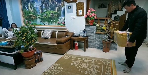 Nội thất bên trong nhà khá đơn giản. Phòng khách rộng rãi đặt bộ ghế sofa màu nâu, và có điểm nhấn là bức tranh phong cảnh cỡ lớn.