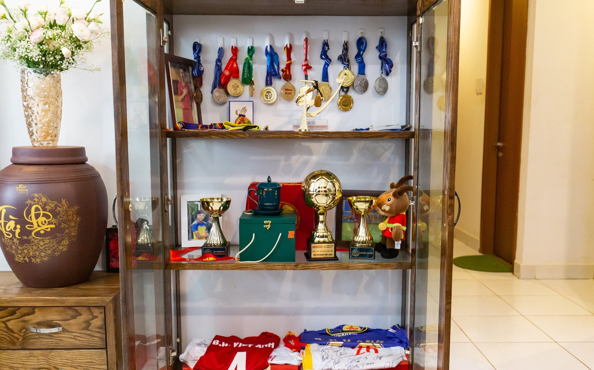 Việt Anh còn dành một vị trí trang trọng để trưng bày những danh hiệu anh đã đạt được. Ảnh: Ngoisao