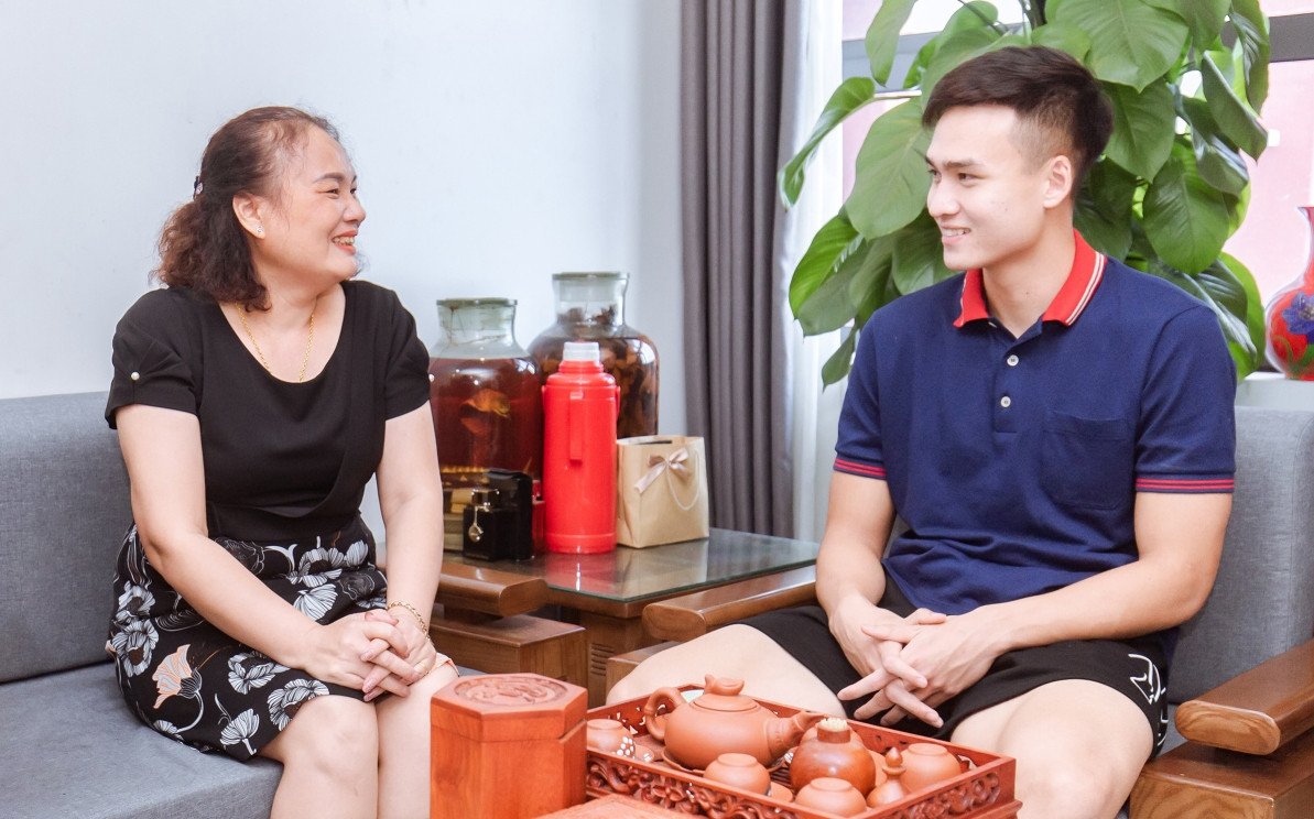 Sau một thời gian dài tích cóp, trung vệ Bùi Hoàng Việt Anh (sinh năm Kỷ Mão 1999) đã mua được một căn hộ tại Hà Nội và đón bố mẹ ra thủ đô sống cùng. Ảnh: Ngoisao