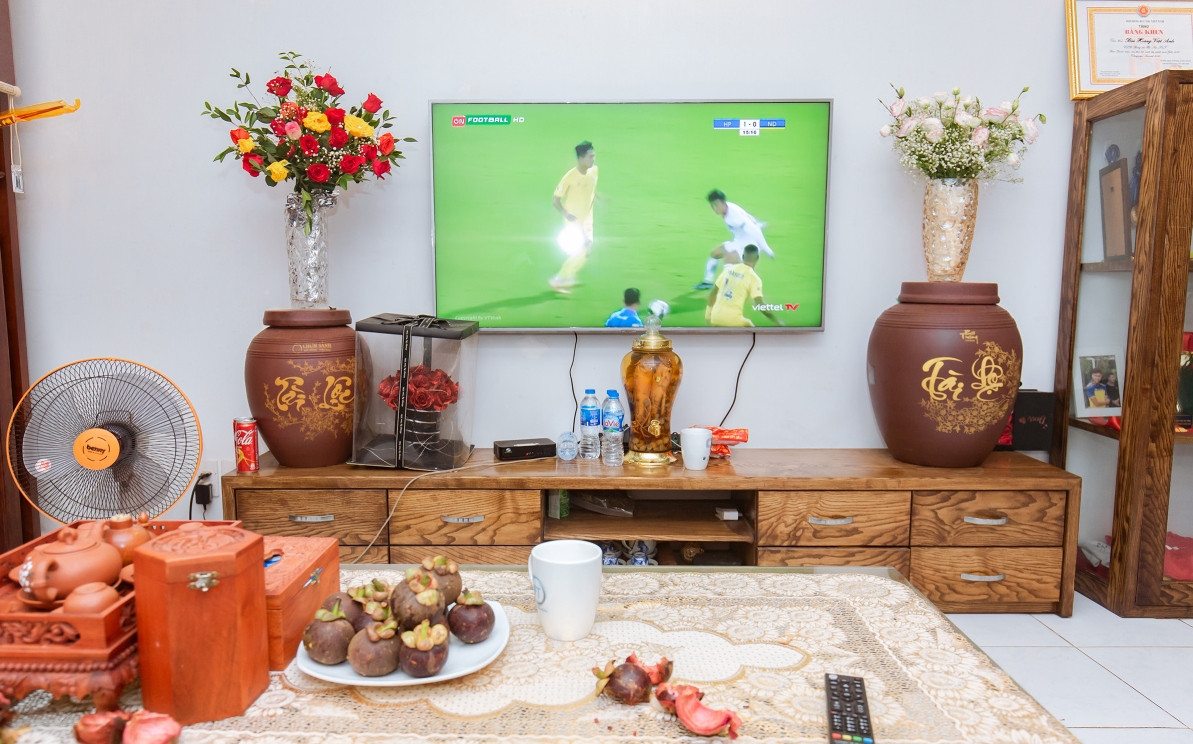 Phòng khách bài trí đơn giản nhưng tiện nghi. Ảnh: Ngoisao