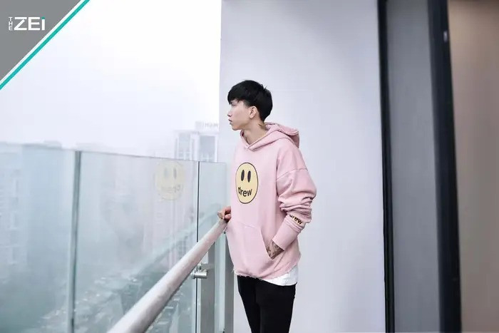 Ban công thoáng đãng là khu vực lý tưởng cho nam cẩu thủ ngắm cảnh. Ảnh: The Zei