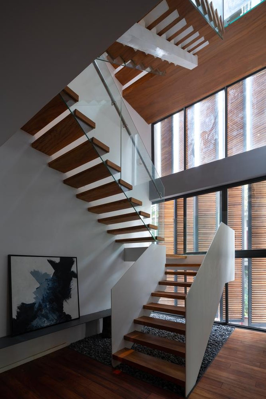 Cầu thang, lan can cũng được tính toán kỹ lương để tận dụng tối đa ánh sáng.