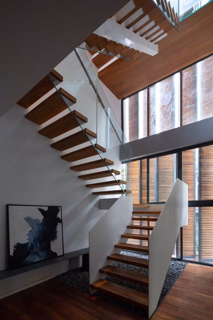 Cầu thang, lan can cũng được tính toán kỹ lương để tận dụng tối đa ánh sáng.