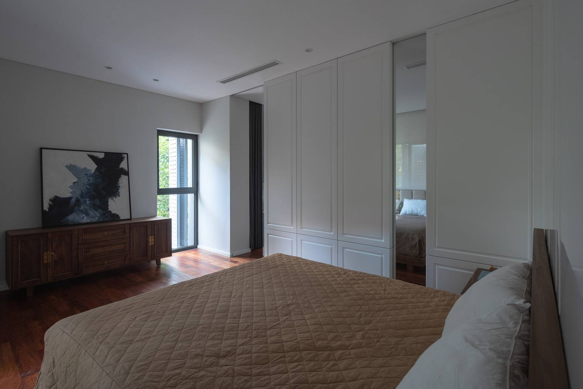 Phòng ngủ đón ánh sáng từ ô cửa sổ ở góc vuông.