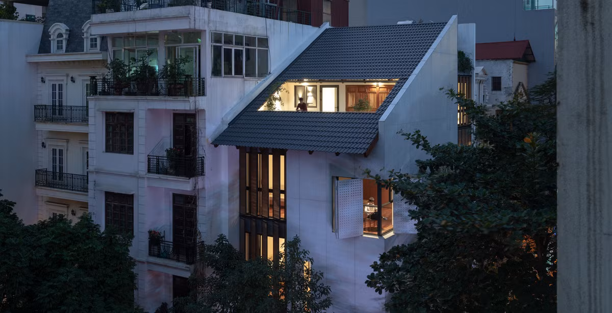 Điểm nổi bật là khoảng sân hiên nằm giữa mái dốc chéo. Hai tầng bên dưới của ngôi nhà đều được thiết kế theo lối kiến trúc hiện đại rõ rệt.