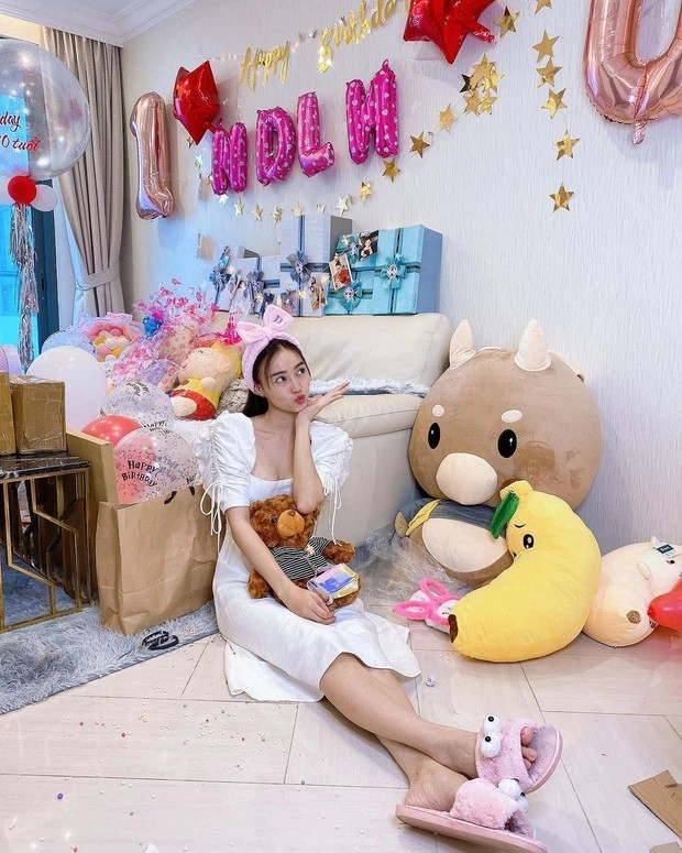 Nội thất phòng khách đơn giản nên dễ dàng tổ chức tiệc.