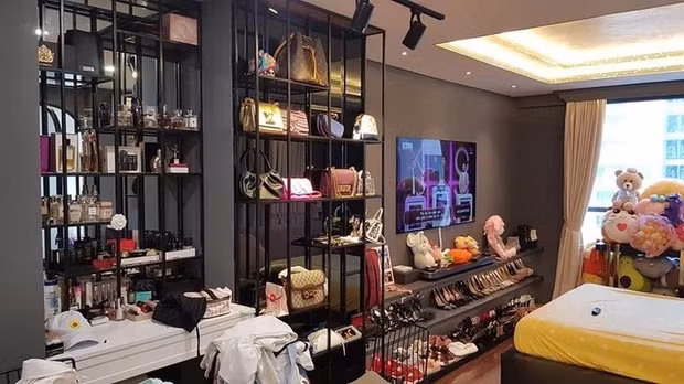 Diễn viên Ninh Dương Lan Ngọc dành riêng một không gian để trưng bày kệ hàng hiệu, từ túi xách, giày dép, nước hoa. Nguồn ảnh: FBNV