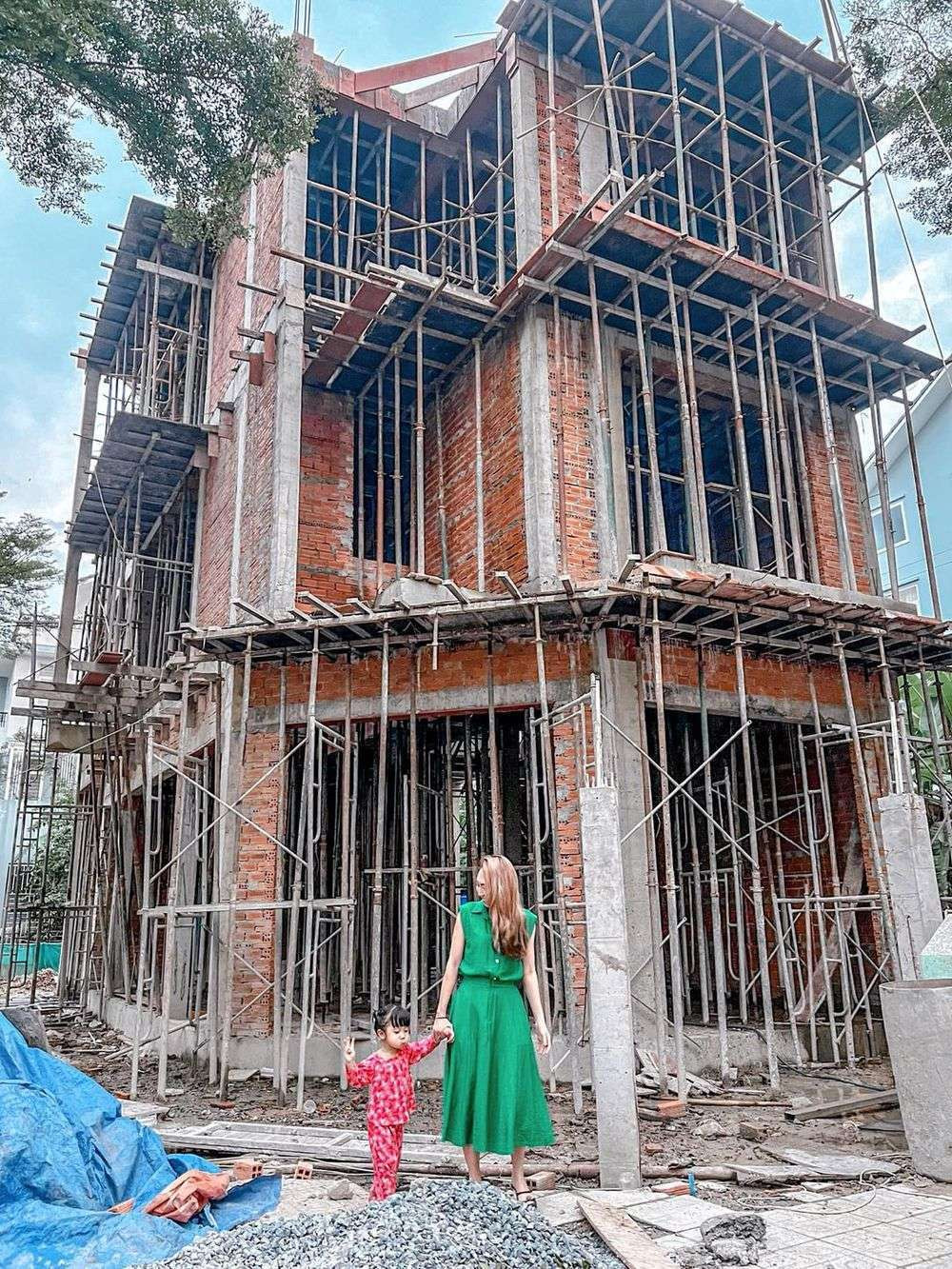 Có thể thấy biệt thự của nữ diễn viên nằm ngay mặt tiền đường lớn, có thiết kế hiện đại và nhiều mảng xanh trong không gian sống.