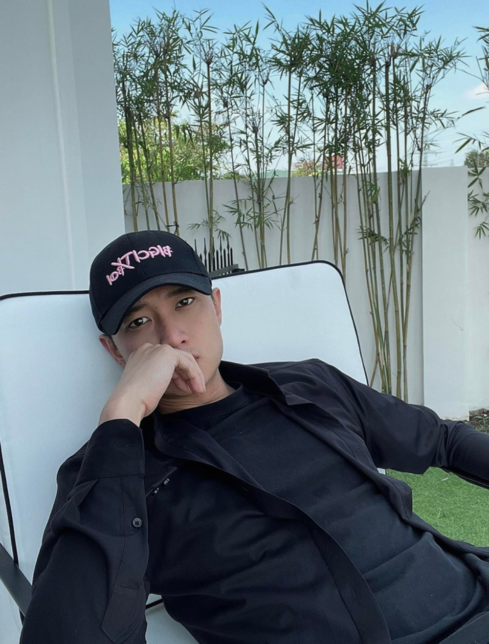 Nam diễn viên "Về nhà đi con" cũng trồng nhiều cây cảnh trang trí cho khu vườn. Ảnh: FBNV