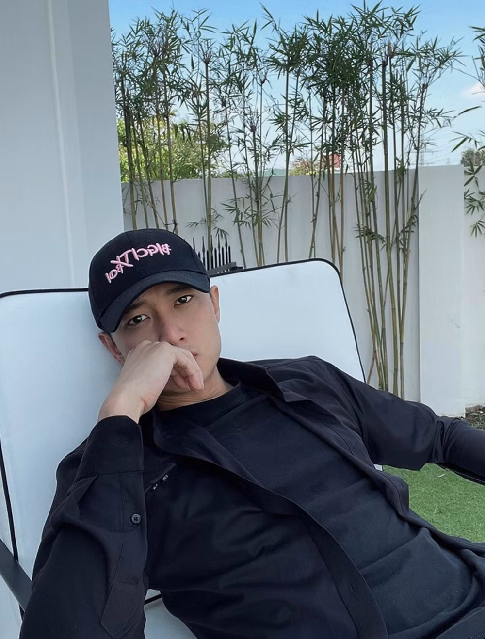 Nam diễn viên "Về nhà đi con" cũng trồng nhiều cây cảnh trang trí cho khu vườn. Ảnh: FBNV