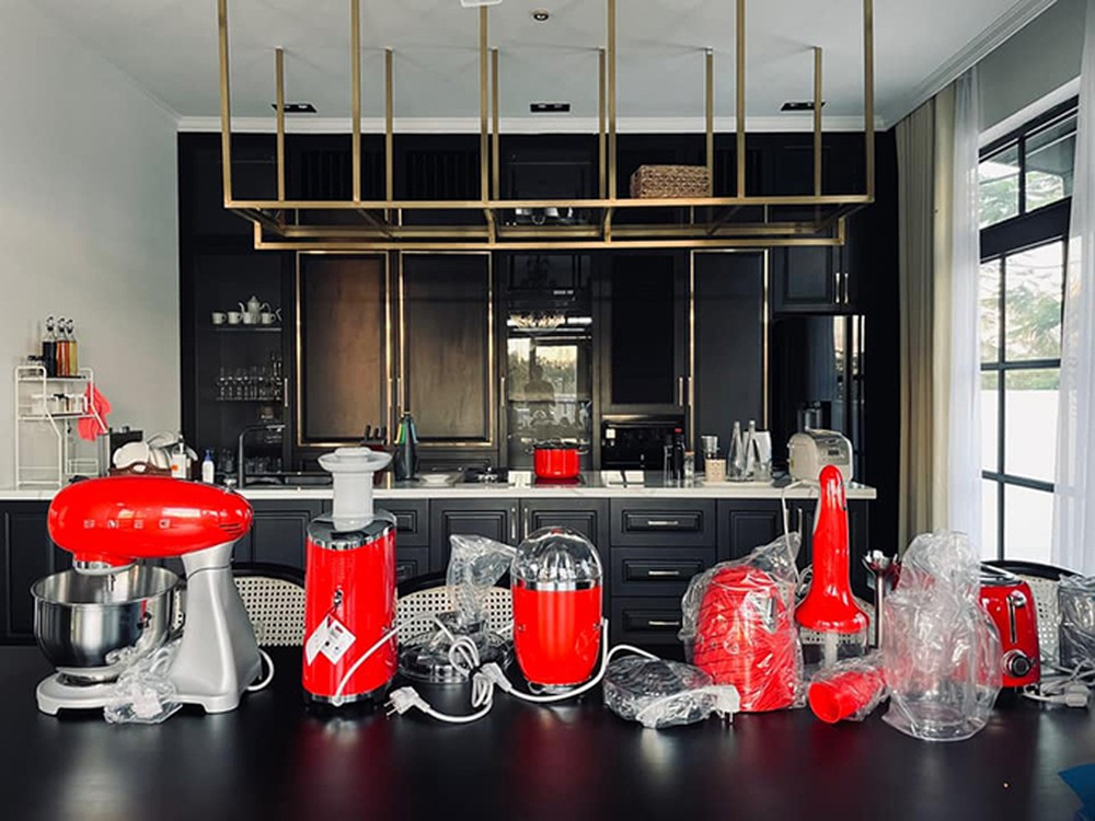 Khu bếp có nhiều thiết bị hiện đại để thoả mãn đam mê nấu nướng. Ảnh: FBNV