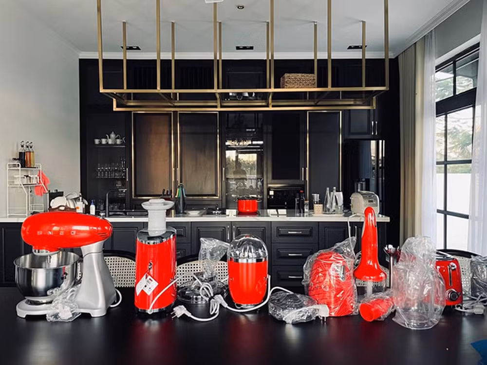 Khu bếp có nhiều thiết bị hiện đại để thoả mãn đam mê nấu nướng. Ảnh: FBNV