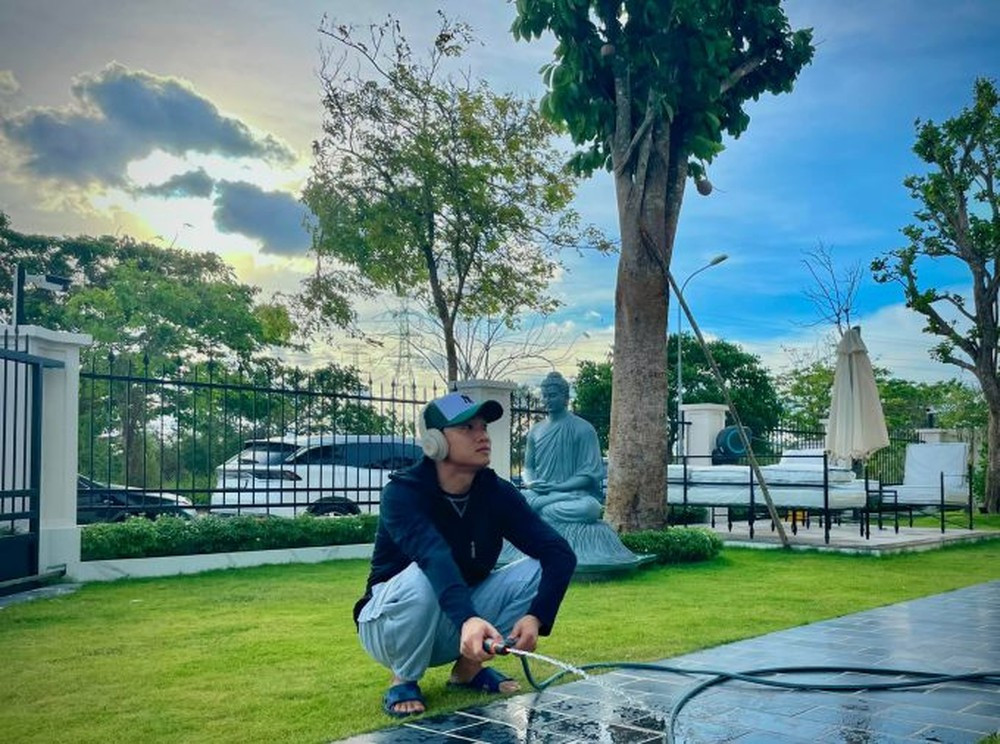 Ở bên ngoài, diễn viên Quốc Trường thiết kế khuôn viên đẹp mắt làm nơi thư giãn khi ăn sáng, uống cà phê...Ảnh: FBNV