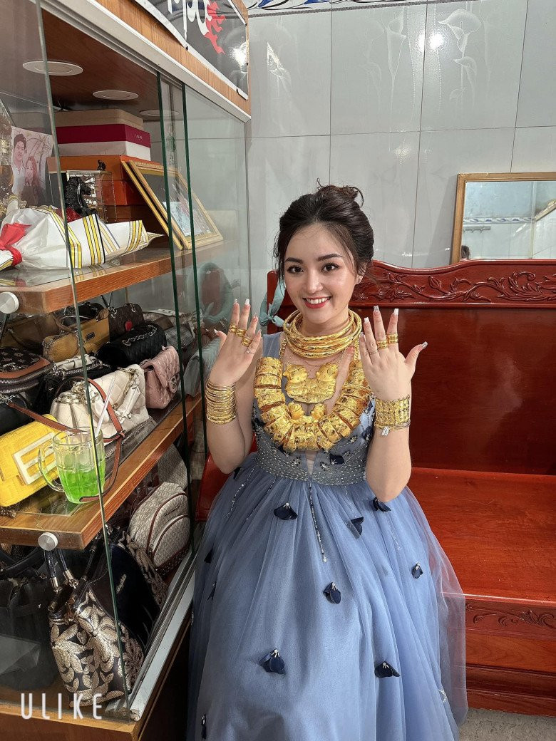 Ước tính tổng số vàng từ người thân, gia đình, bạn bè trao tặng lên tới gần 50 cây, nặng gần 2kg. Ảnh: Tiktok