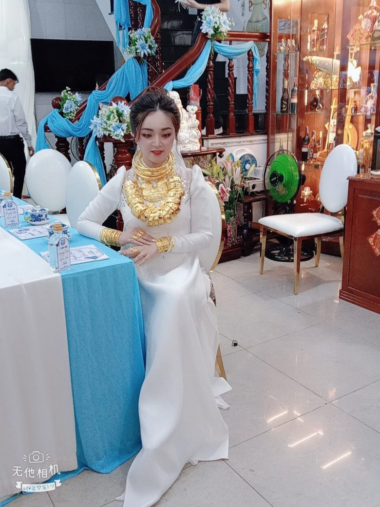 Cô dâu gần như không còn chỗ để đeo vàng, kín mít từ tay lên cổ. Ảnh: Tiktok