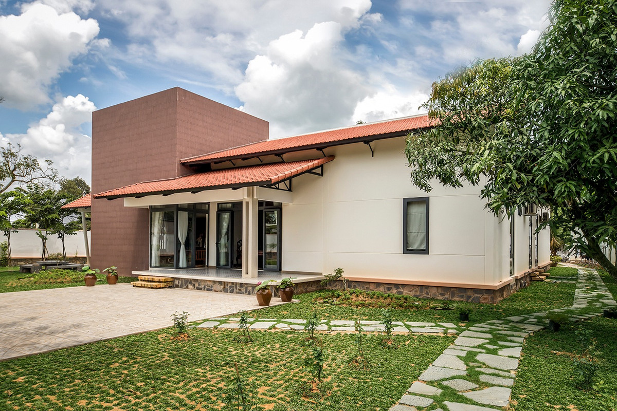 Nhà mái ngói thiết kế xung quanh hồ cá cực lạ ở Tây Ninh Nha mai ngoi thiet ke xung quanh ho ca cuc la o Tay Ninh