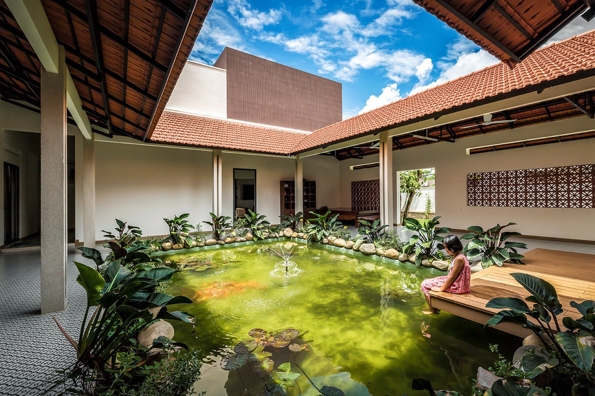 Tổng thể ngôi nhà là hệ mái ngói đỏ truyền thống.