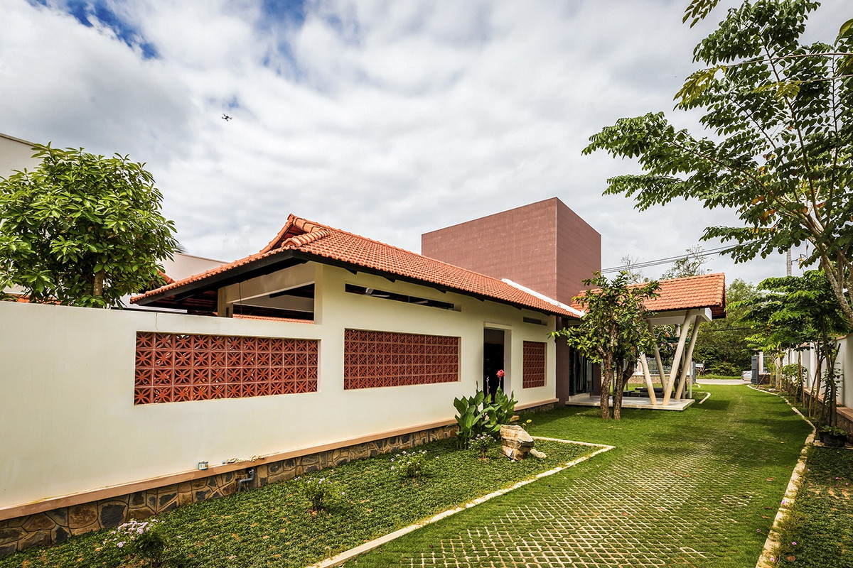 Sân vườn hạn chế bê tông, thay vào đó là trồng cỏ để có thể hút nước mưa và giảm bức xạ nhiệt.