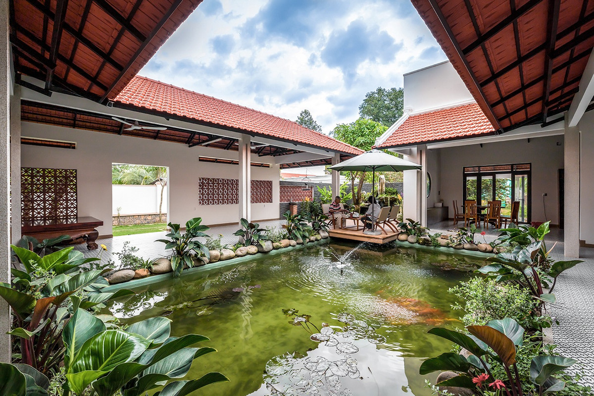 Phòng khách cũng phát triển không gian dài ra sau để làm không gian để xe máy, sinh hoạt các công việc làm nông, thư giãn uống trà.