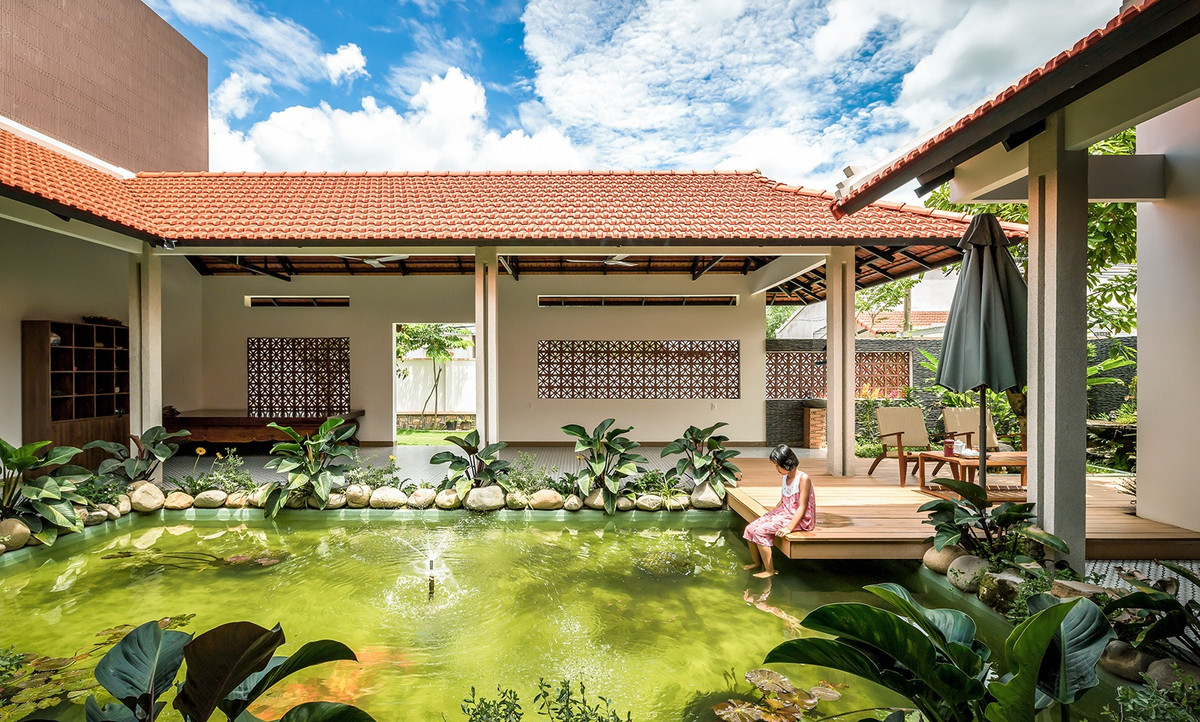 Sân trong là hồ cá giúp đón nắng, đón gió cho ngôi nhà ba gian.