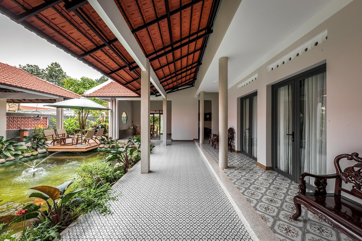 Phòng ngủ riêng tư phát triển theo chiều dài ngôi nhà.