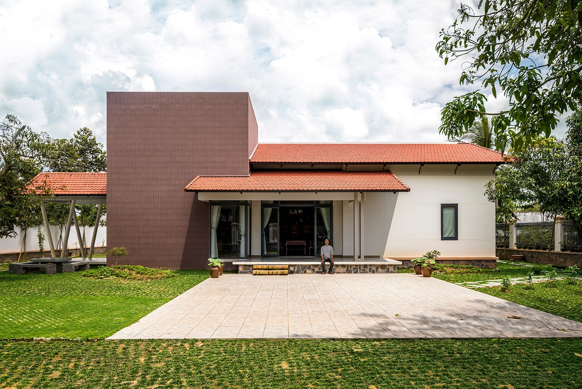 Phần sân trước rộng thoáng, phục vụ nhu cầu làm nông của gia chủ. Nguồn ảnh: Bùi Minh Quốc