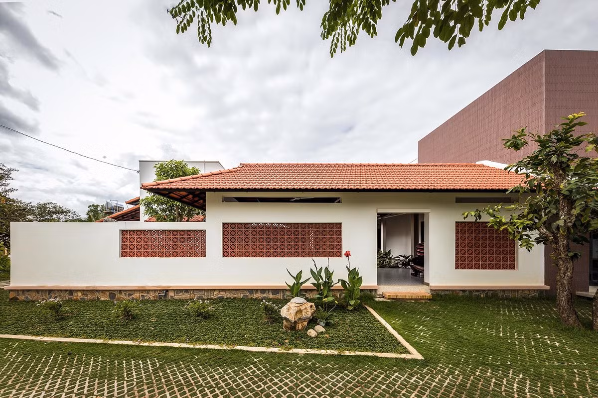 Sân sau nhà nơi trồng rau, cây xanh và có bếp củi.