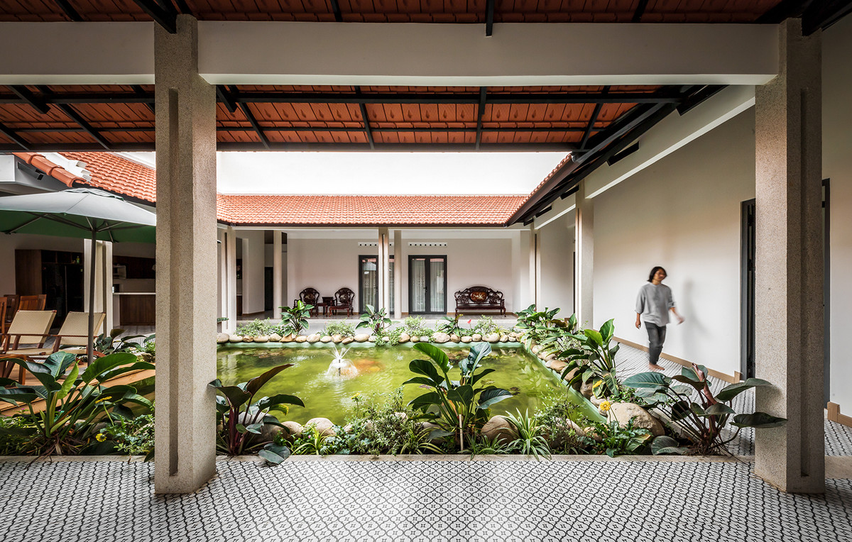 Gian chính giữa vẫn là không gian thờ, gian bên trái làm phòng khách, gian bên phải là không gian phòng ngủ.