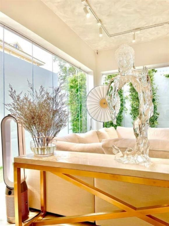 Biệt thự của Hà Hồ gồm 3 tầng, 1 sân thượng và có tông màu trắng chủ đạo. Ảnh: FBNV