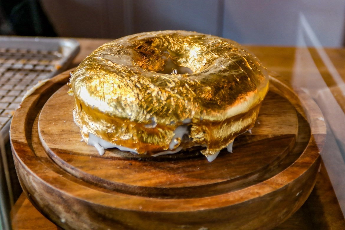 Thậm chí, các món ăn tại Việt Nam cũng được dát vàng. Ảnh: Getty