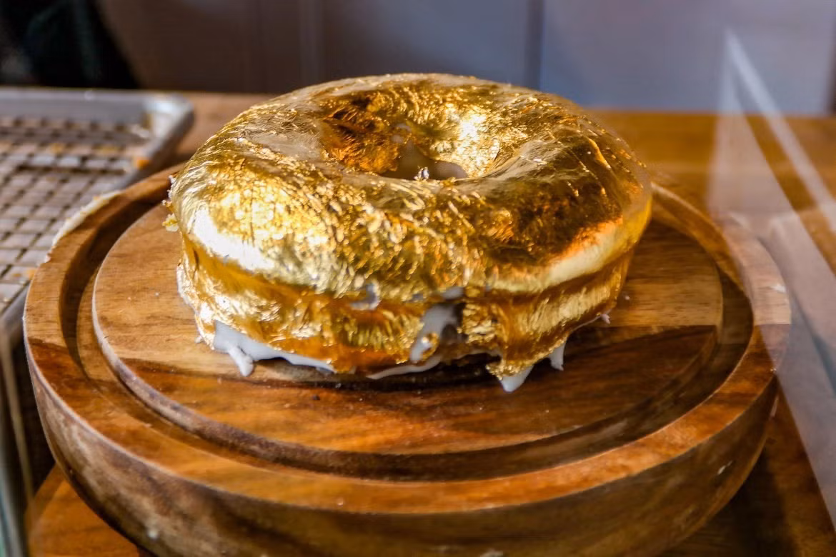 Thậm chí, các món ăn tại Việt Nam cũng được dát vàng. Ảnh: Getty