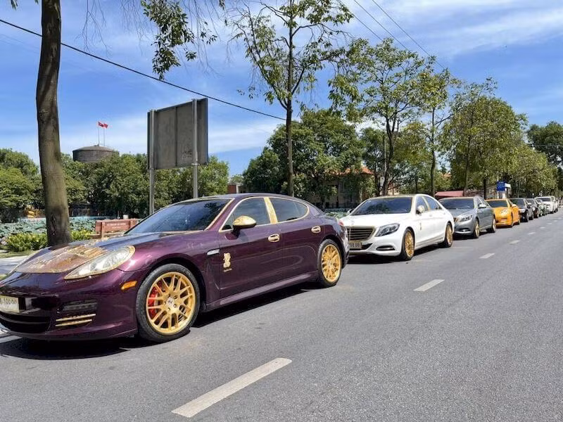 Có thể kể đến dàn siêu sang mạ vàng giá trăm tỷ của đại gia buôn lợn Hải Dương thu hút sự chú ý đặc biệt của dư luận. Ảnh: Vietnamnet