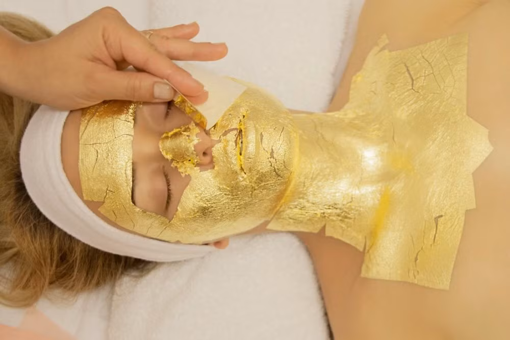 Trong bối cảnh giá vàng đắt đỏ, không ít người giàu có tại Việt Nam vẫn chọn vàng để làm đẹp. Ảnh: Getty