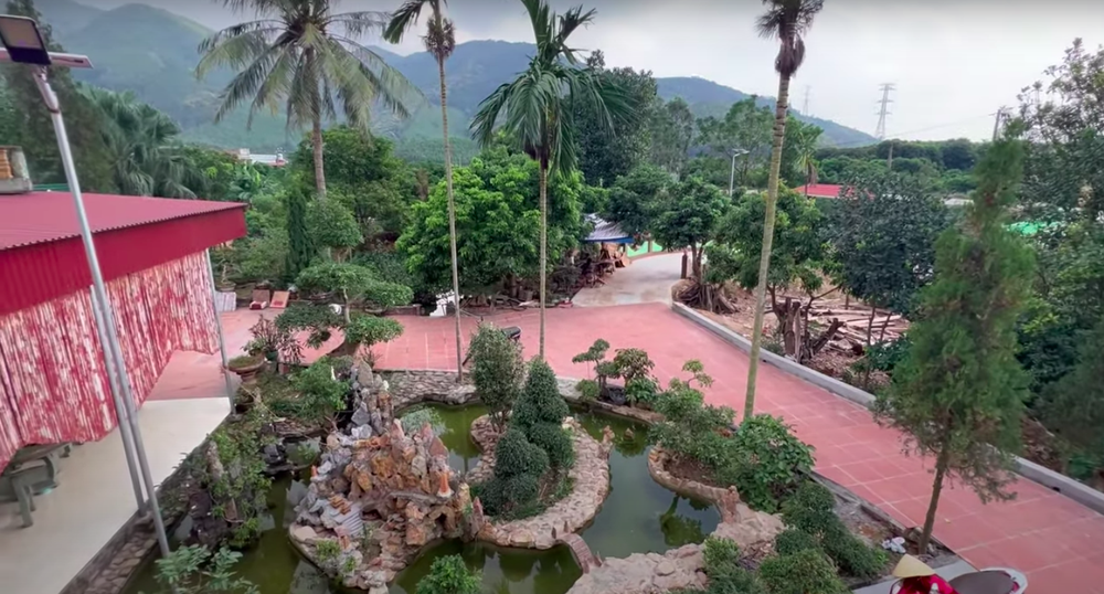 Từ trên cao nhìn xuống, xung quanh nhà của Mạc Văn Khoa rất khoáng đạt, hùng vĩ. Nguồn ảnh: FBNV