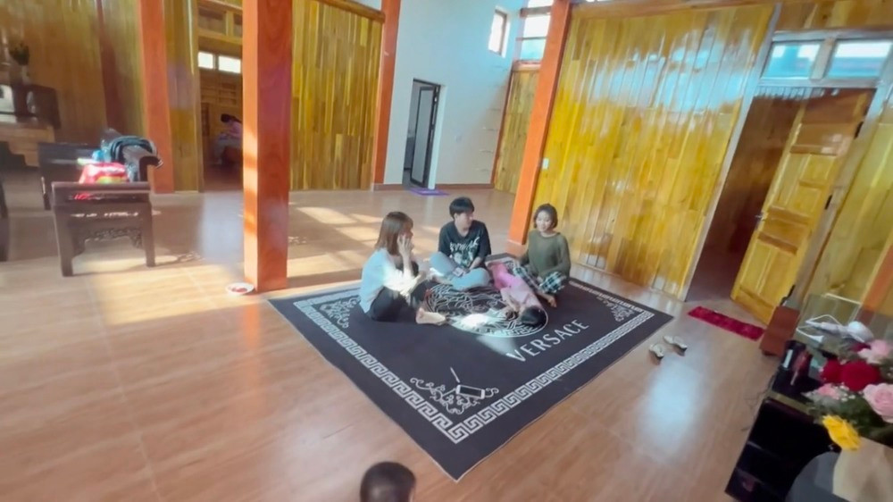 Tất cả tường nhà đều được ốp gỗ sang trọng.