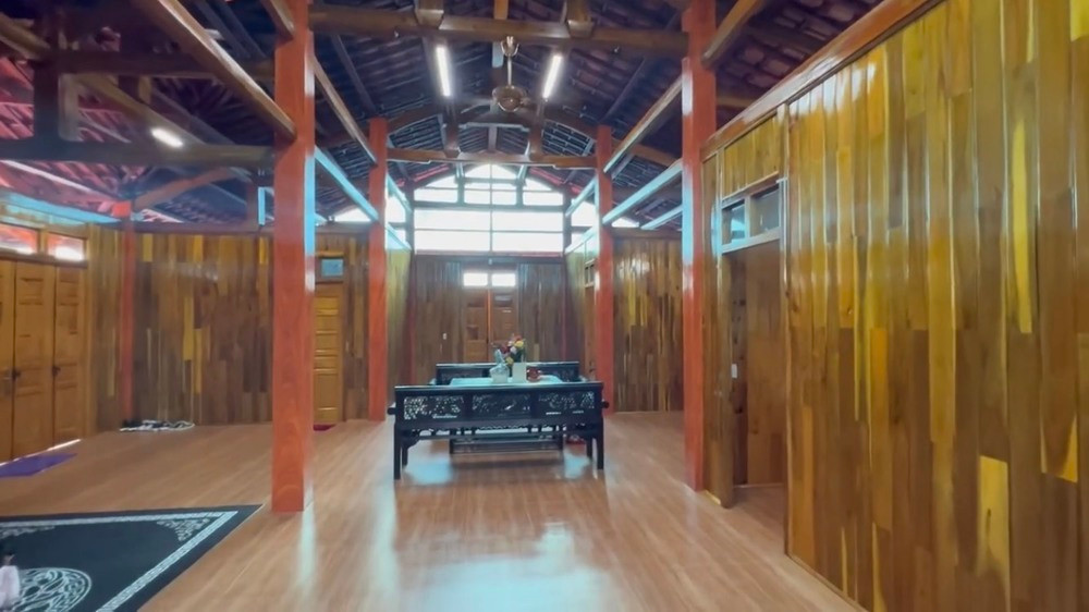 Căn nhà gồm có 5 phòng ngủ, 4 phòng trên tầng dành cho con cháu và một phòng dưới mặt đất cho bố mẹ.