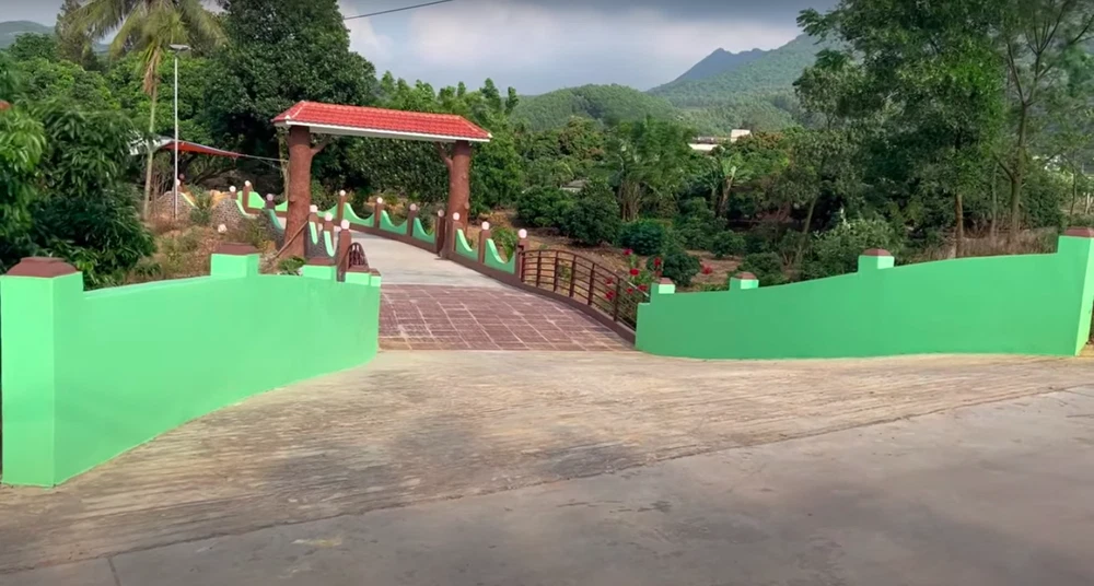 Phần cổng nhà rộng rãi, đủ để ô tô, xe tải có thể đi vào.